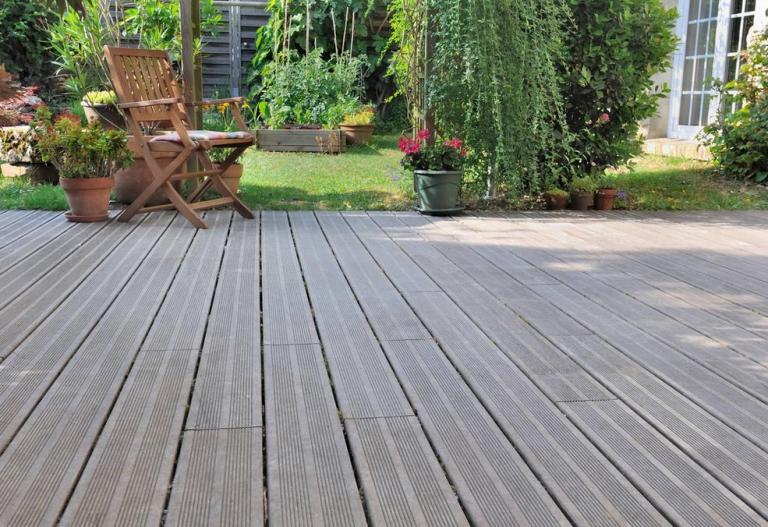 Terrasse en bois ou en béton, quel matériau privilégier pour durer dans le temps ?